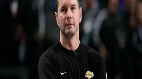 《曼联酝酿留住卡塞米罗！球星积极响应降薪提议，忠诚之心引关注》