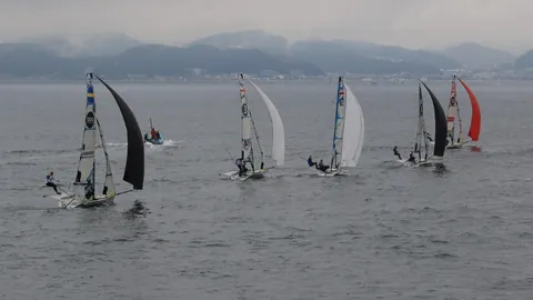 昔日较量难分伯仲，今朝胜负悬殊如霄壤之别